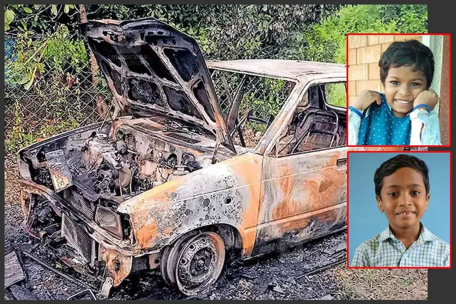 കാറിനു തീപിടിച്ച് പൊള്ളലേറ്റ് ചികിത്സയിലായിരുന്ന രണ്ട് കുട്ടികൾ മരിച്ചു.