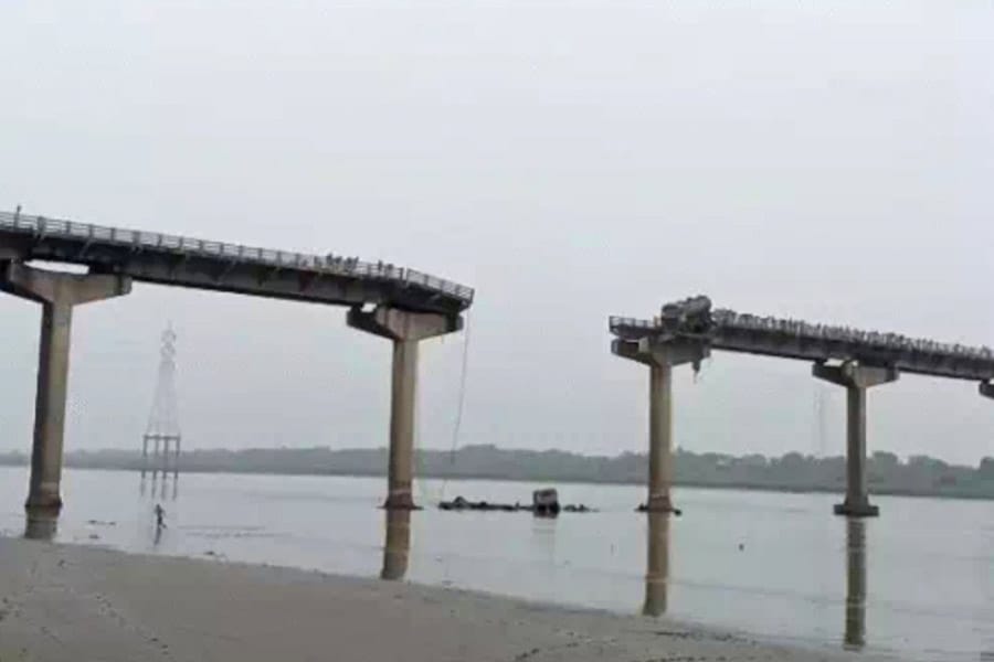 ഗുജറാത്തില്‍ പാലം തകര്‍ന്നുണ്ടായ അപകടത്തില്‍ മരണം പതിനഞ്ചായി.