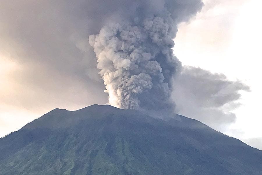 ഇന്തോനേഷ്യയിലെ അഗ്നി പർവതം വീണ്ടും പൊട്ടിത്തെറിച്ചു; ബാലിയിലേക്കുമുള്ള നിരവധി വിമാന സർവീസുകൾ റദ്ദാക്കി.