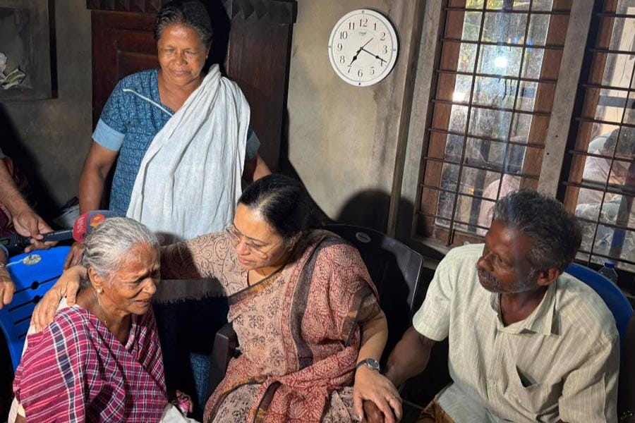 കോട്ടയം മെഡിക്കൽ‌ കോളേജ് അപകടം; പ്രതിഷേധം കനക്കുന്നതിനിടെ ബിന്ദുവിന്റെ വീട് സന്ദര്‍ശിച്ച് മന്ത്രി വീണാ ജോര്‍ജ്.