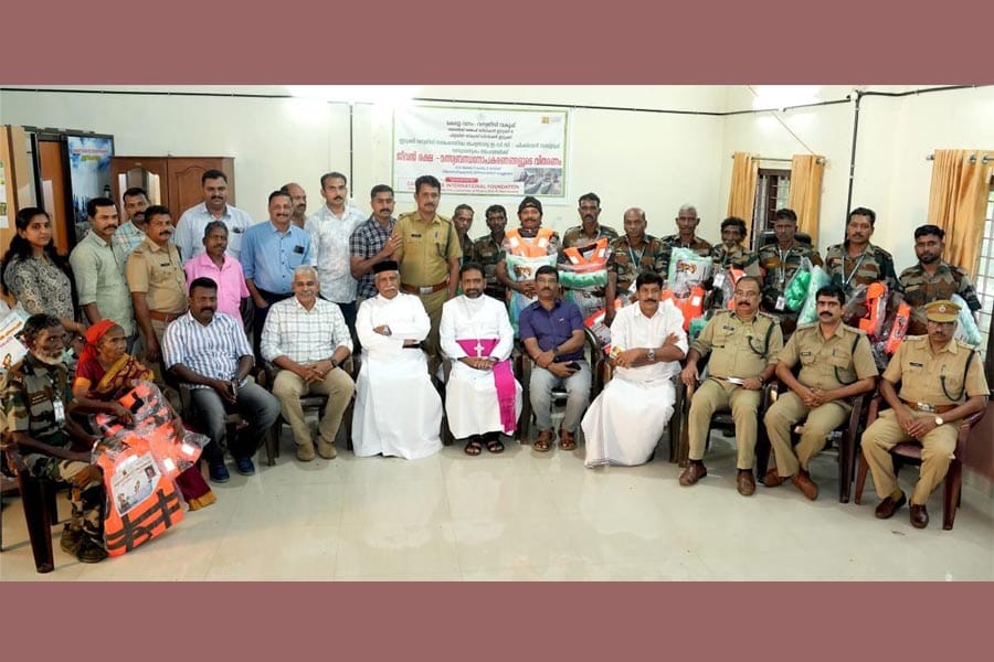 വനവാസികളായ മത്സ്യത്തൊഴിലാളികൾക്ക് മീൻ വലകളും ലൈഫ് ജാക്കറ്റുകളു മെത്തിച്ച് മമ്മൂട്ടി.