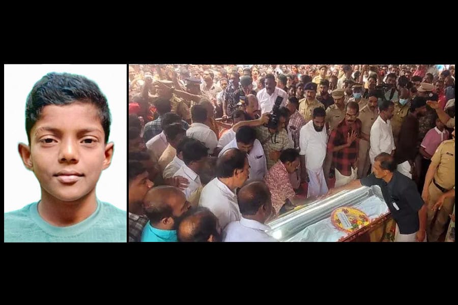 midhun-funeral മിഥുന്റെ ചിതയ്ക്ക് തീകൊളുത്തി കുഞ്ഞനുജൻ, വിളന്തറയിലെ വീട്ടുമുറ്റത്ത് അന്ത്യവിശ്രമം