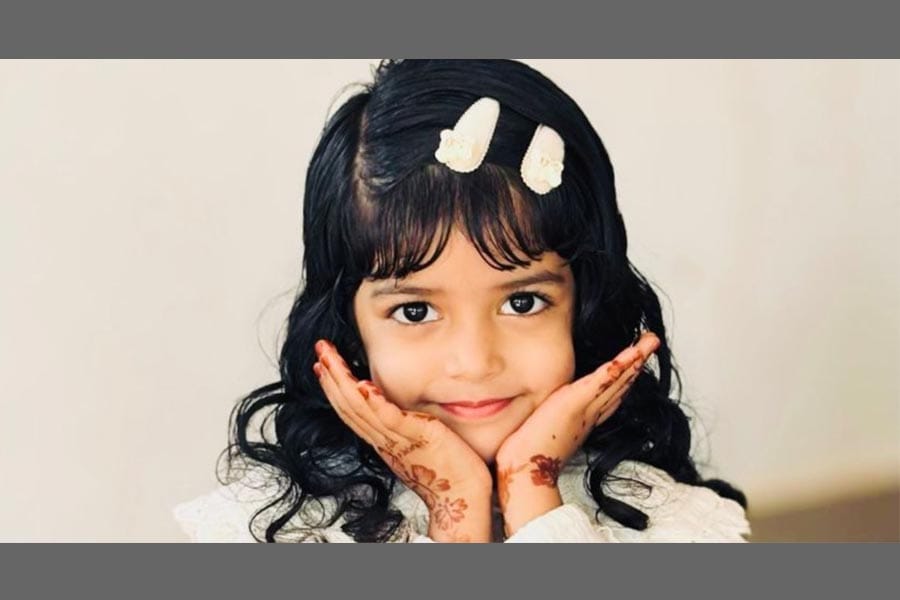 ഒമാനിൽ മലയാളി കുടുംബം സ‌ഞ്ചരിച്ച വാഹനം അപകടത്തിൽ പെട്ട് നാല് വയസ്സുകാരി മരിച്ചു.