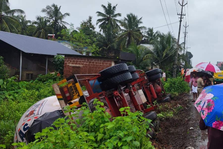 കാസർകോട് ഗ്യാസ് ടാങ്കർ ലോറി അപകടം: പ്രാദേശിക അവധി; ​ജാഗ്രതാ നിര്‍ദ്ദേശം