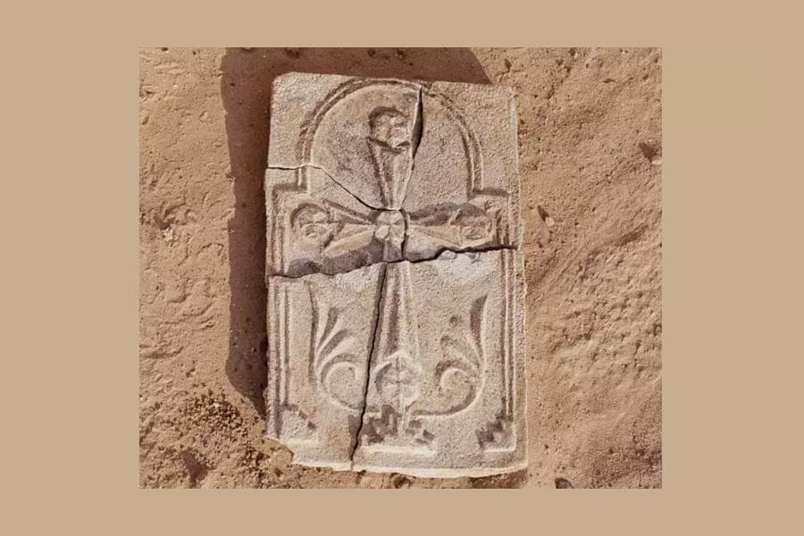 അബുദാബിയിലെ സിർ ബാനി യാസ്​ ദ്വീപിൽ നിന്ന്​ പുരാതന കുരിശ്​ രൂപം കണ്ടെടുത്തു