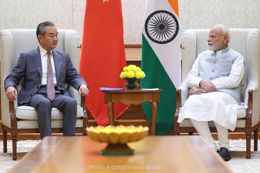 ചൈനീസ് വിദേശകാര്യ മന്ത്രി നരേന്ദ്രമോദിയുമായി കൂടിക്കാഴ്ച നടത്തി; അതിര്‍ത്തി നിര്‍ണയത്തിന് പരിഹാരം കാണാന്‍ വിദഗ്ദ്ധ സംഘത്തെ രൂപീകരിക്കും.