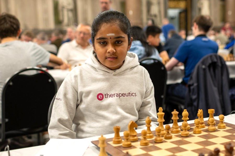 ഒരു ഗ്രാൻഡ്മാസ്റ്ററെ തോൽപ്പിക്കുന്ന ഏറ്റവും പ്രായം കുറഞ്ഞ വനിതാ ചെസ്സ് കളിക്കാരിയായി ഇന്ത്യൻ വംശജ.