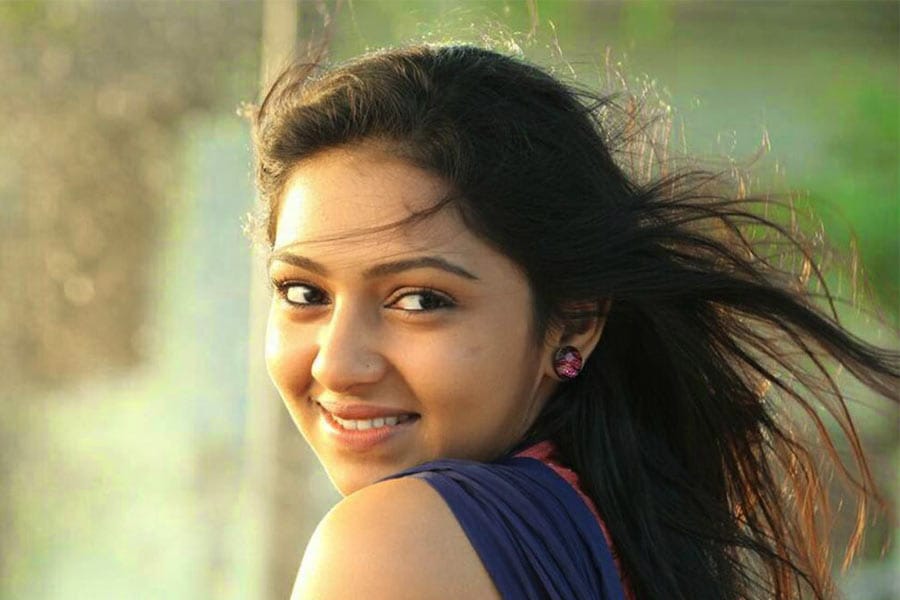 lekshmi-menon നടി ലക്ഷ്മി മേനോന്റെ അറസ്റ്റ് ഹൈക്കോടതി തടഞ്ഞു.