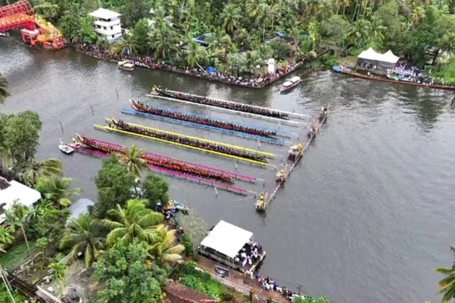 പുന്നമടക്കായലിലെ 71-ാമത് നെഹ്റുട്രോഫി വള്ളംകളിയിൽ ജലരാജാവായി വീയപുരം ചുണ്ടൻ.