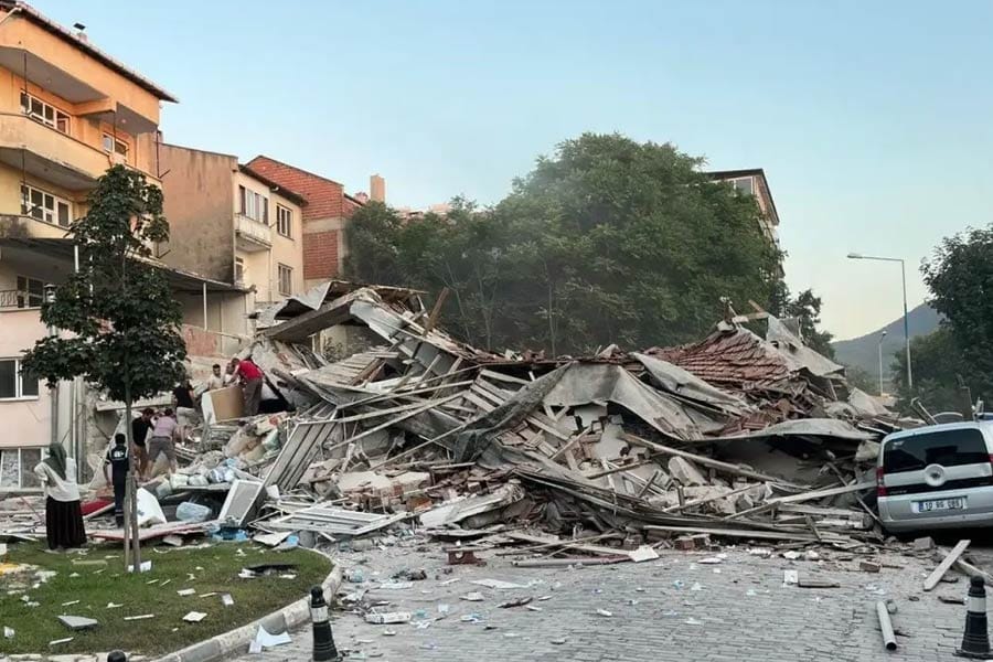 തുർക്കിയിൽ ഭൂചലനം; 6.1 തീവ്രത, കെട്ടിടങ്ങള്‍ നിലംപൊത്തി