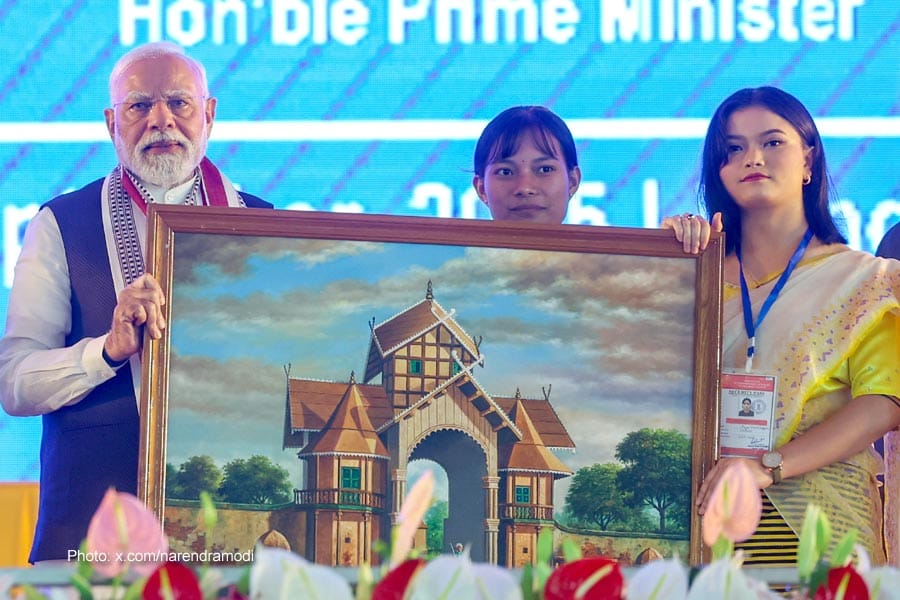 മണിപ്പൂരിനെ സമാധാനത്തിന്റെയും വികസനത്തിന്റെയും പാതയിലേക്ക് നയിക്കണമെന്നു പ്രധാനമന്ത്രി; 8,500 കോടിയുടെ വികസന പദ്ധതികൾ ഉദ്​ഘാടനം ചെയ്തു.