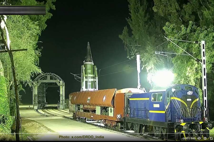 ട്രെയിനിൽ നിന്ന് മിസൈൽ പരീക്ഷിച്ചു ഡിആർഡിഒ; 2000 കിലോമീറ്റർ ദൂരപരിധി
