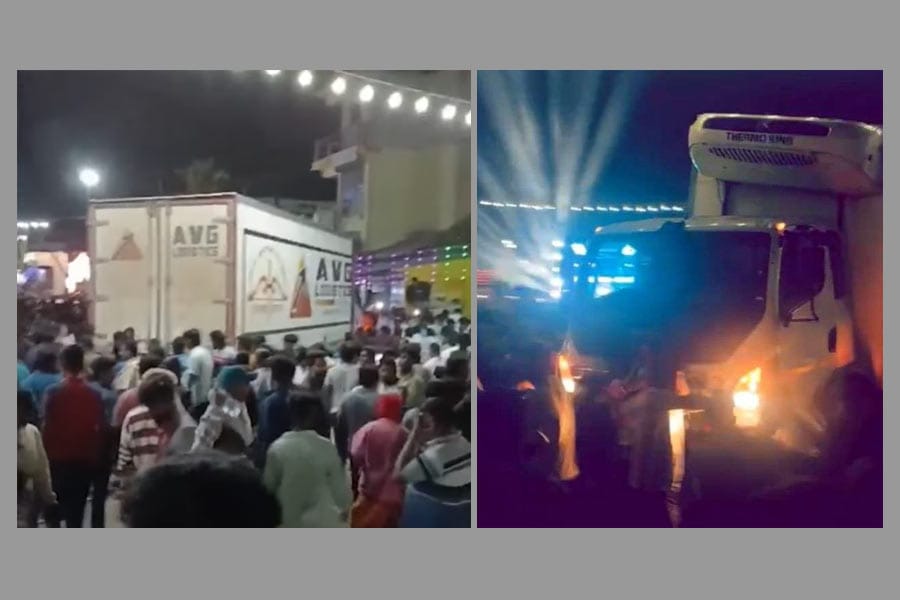 ganesh-visarjan-truck-accid ഗണേശ വിഗ്രഹ ഘോഷയാത്രയിലേക്ക് ട്രക്ക് പാഞ്ഞുകയറി 8 മരണം.
