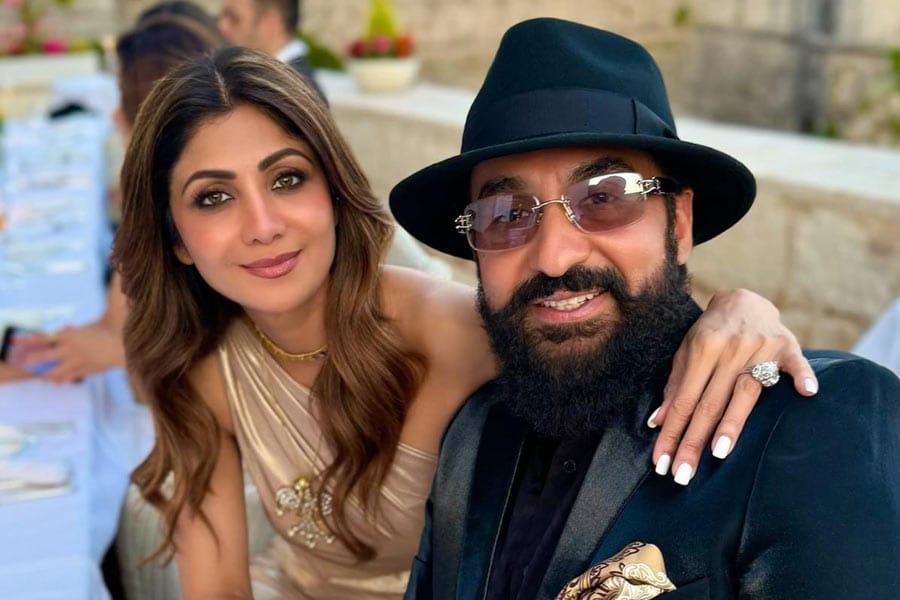 shilpa-shetty-raj-kundra ബോളിവുഡ് നടി ശിൽപ്പ ഷെട്ടിക്കും ഭർത്താവിനുമെതിരെ ലുക്ക് ഔട്ട് നോട്ടിസ്.