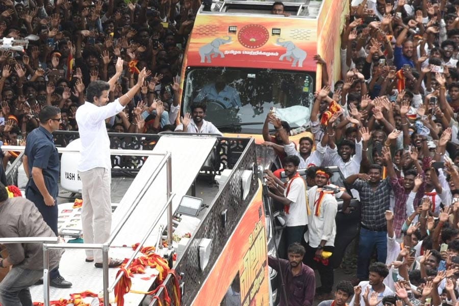 വിജയ്‌യുടെ പര്യടനം; പൊതുമുതൽ നശിപ്പിച്ചതിന് ടിവികെ നേതാക്കൾക്കെതിരെ കേസ്