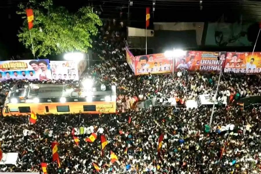 vijay-rally-stampede വിജയ്യുടെ ചെന്നൈയിലെ വസതിക്ക് ബോംബ് ഭീഷണി; ഗവർണർ വിശദീകരണം തേടി, മരണം 40 ആയി