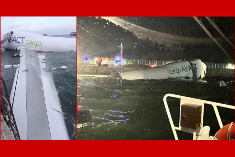 cargo-flight-accident-2-dea ദുബായിൽ നിന്ന് പുറപ്പെട്ട ചരക്ക് വിമാനം ഹോങ്കോങിൽ ലാൻഡിങിനിടെ കടലിൽ പതിച്ച് രണ്ട് പേർ മരിച്ചു