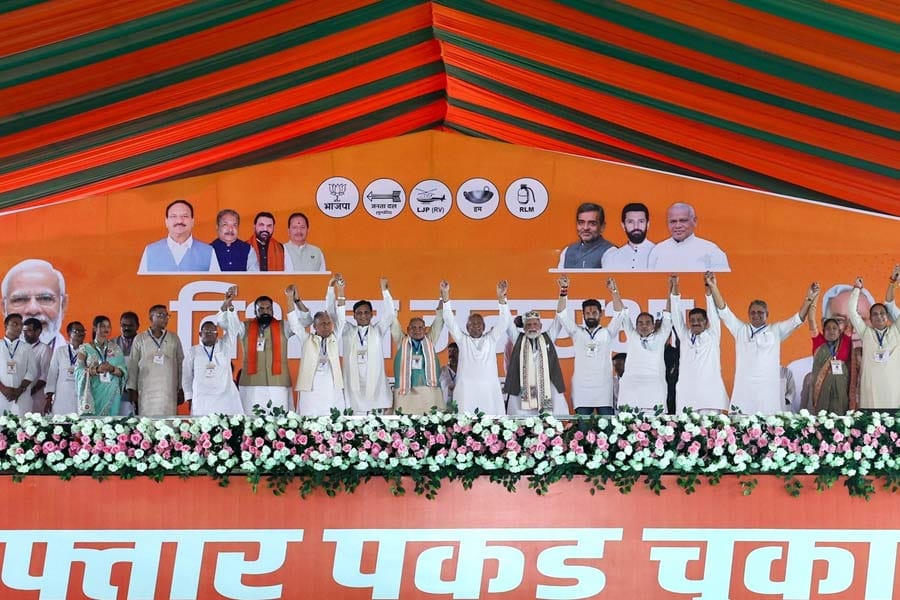 ബിഹാറിൽ എൻ ഡി എ കുതിപ്പ്; തകർന്നടിഞ്ഞു കോൺഗ്രസ്