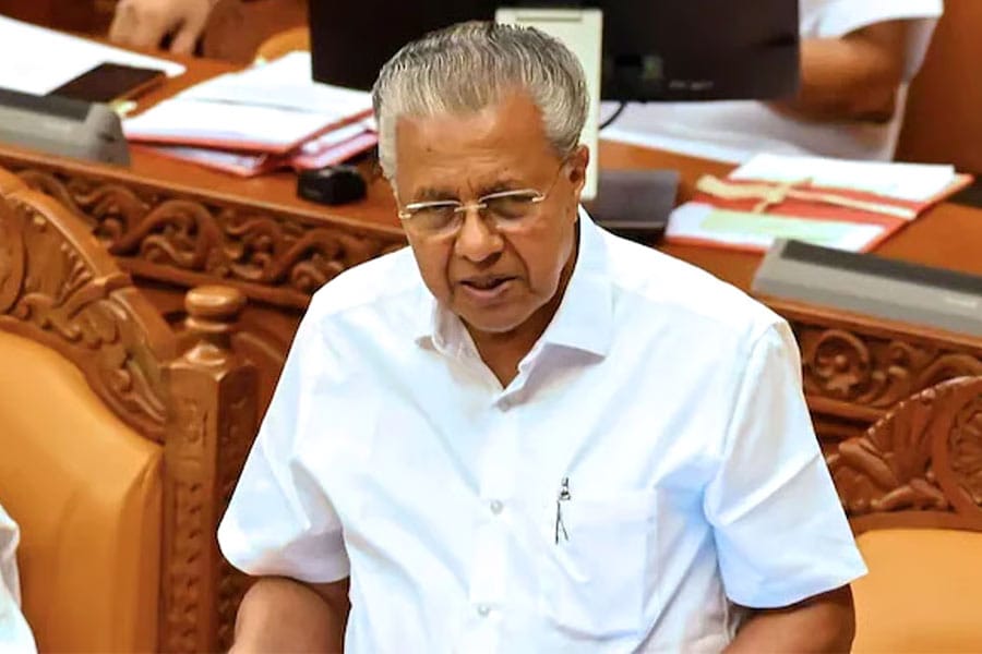 കേരളം ഇന്ത്യയിലെ ആദ്യ അതിദാരിദ്ര്യമുക്ത സംസ്ഥാനം എന്ന് മുഖ്യമന്ത്രി; ശുദ്ധ തട്ടിപ്പെന്ന് പ്രതിപക്ഷം, സഭ ബഹിഷ്കരിച്ചു.