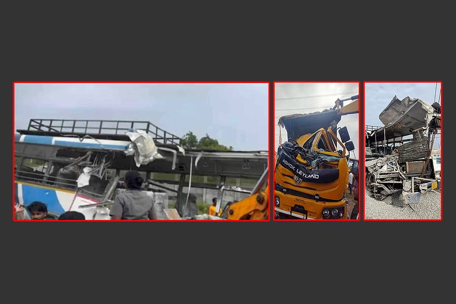 telegana-bus-accident ഹൈദരാബാദ്-ബിജാപൂർ ഹൈവേയിൽ യാത്രാ ബസ് ട്രക്കുമായി കൂട്ടിയിടിച്ച് 20 പേർ മരിച്ചു.