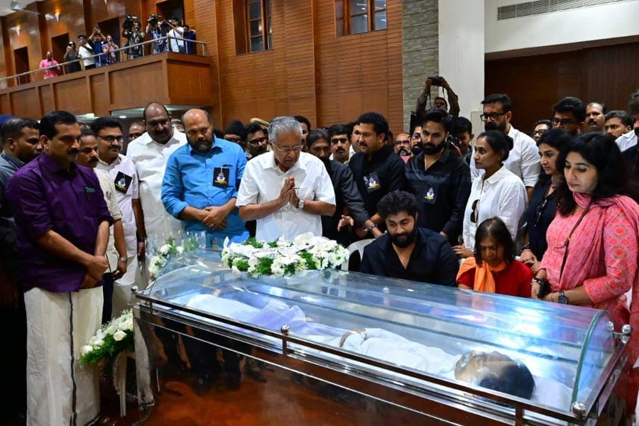 മലയാള സിനിമയ്ക്ക് വീണ്ടെടുക്കാനാവാത്ത നഷ്ടമാണ് ശ്രീനിവാസന്റെ വേർപാട് എന്ന് മുഖ്യമന്ത്രി