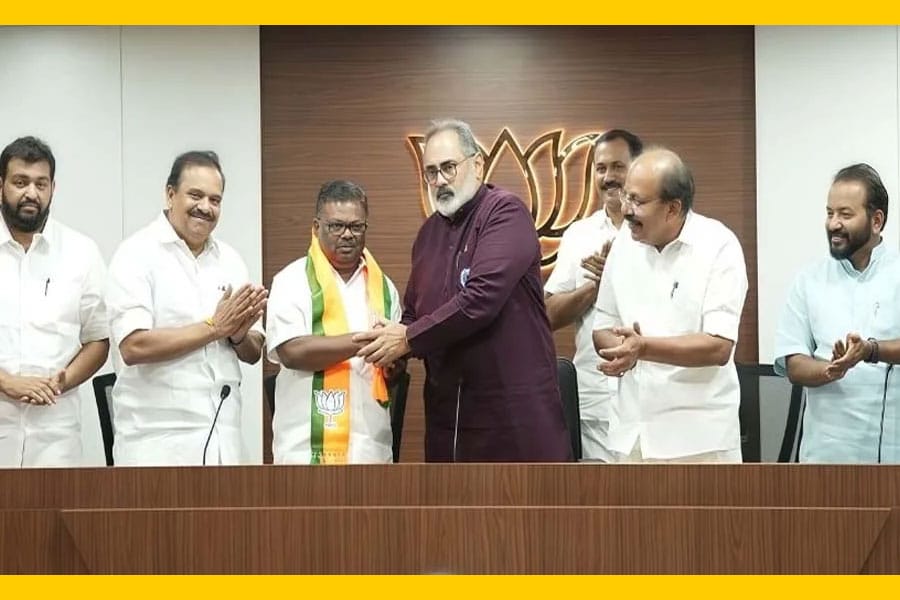 സിപിഎം മുൻ എംഎൽഎ എസ്. രാജേന്ദ്രൻ ബിജെപി അംഗത്വം സ്വീകരിച്ചു.
