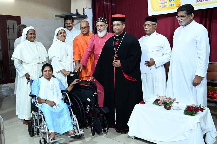 ആതുരാലയങ്ങൾക്ക് മമ്മൂട്ടിയുടെ പുതുവത്സര സമ്മാനമായി വീൽ ചെയറുകൾ