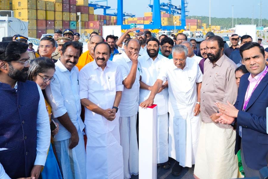 വിഴിഞ്ഞം രാജ്യാന്തര തുറമുഖത്തിന്റെ രണ്ടാംഘട്ട നിർമാണ പ്രവർത്തനങ്ങളുടെ ഉദ്‌ഘാടനം മുഖ്യമന്ത്രി പിണറായി വിജയൻ നിർവഹിച്ചു.