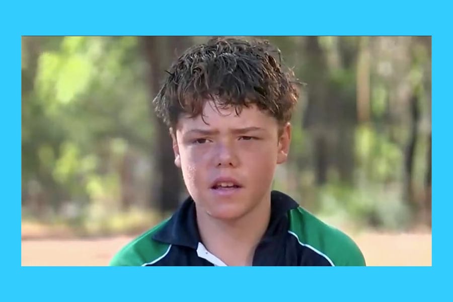 നടുക്കടലിൽ അകപ്പെട്ട അമ്മയെയും സഹോദരങ്ങളെയും രക്ഷിക്കാൻ 4 മണിക്കൂർ കരയിലേക്ക് നീന്തി 13 കാരൻ