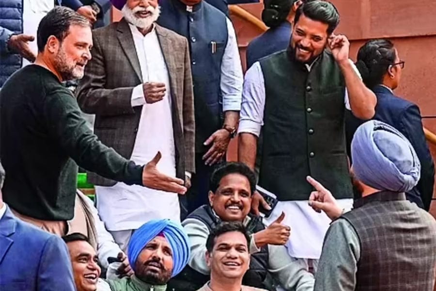 പാർലമെന്റിന് മുന്നിൽ പരിഹാസ പോര്: 'ഇതാ ഒരു ചതിയൻ നടന്നു വരുന്നു' കേന്ദ്ര മന്ത്രിക്കെതിരെ രാഹുൽ; 'നിങ്ങൾ രാജ്യത്തിന്റെ ശത്രു'വെന്ന് ബിട്ടു