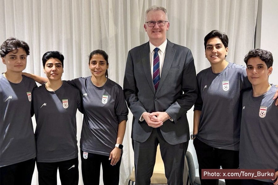 Five-Iranian-footballers-gr അഞ്ച് ഇറാനിയൻ വനിതാ ഫുട്ബോൾ താരങ്ങൾക്ക് ഓസ്ട്രേലിയയിൽ തുടരാൻ സർക്കാർ അനുമതി.