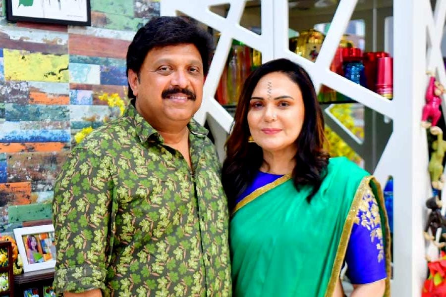 K-B-ganesh-kumar-and-wife ഗണേഷ് കുമാറിനെ കാണാൻ പാടില്ലാത്ത സാഹചര്യത്തിൽ കണ്ടുവെന്ന് ഭാര്യ.