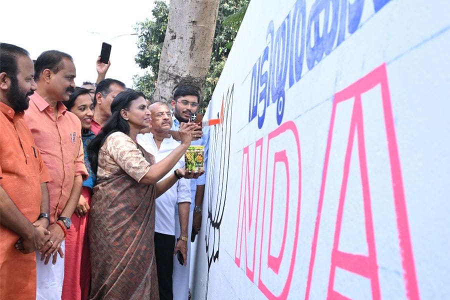 വട്ടിയൂർക്കാവിൽ ആർ ശ്രീലേഖ ചുവരെഴുതി മണ്ഡലത്തിലെ തിരഞ്ഞെടുപ്പ് പ്രചരണങ്ങളുടെ ഉദ്ഘാടനം നിർവഹിച്ചു.