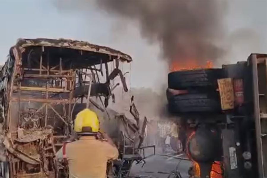andhra-pradesh-accident-14- ആന്ധ്രാപ്രദേശിൽ സ്വകാര്യ ബസ് ലോറിയുമായി കൂട്ടിയിടിച്ച് 14 മരണം