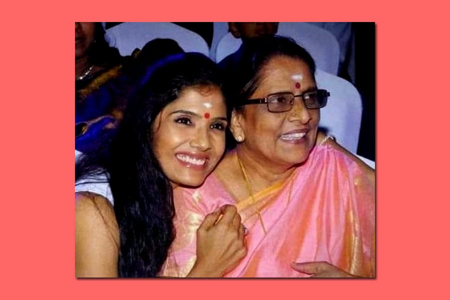 anuradha-sriram-and-mother- ഗായിക രേണുകാ ദേവി; 82-ാം ജന്മദിനം.