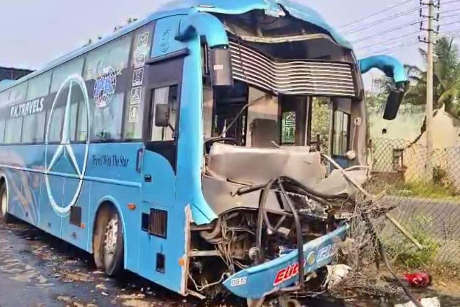 bus-accident-4-malayalis-de ബംഗളൂരു - മൈസൂരു എക്സ്പ്രസ് വേയിൽ ഇന്നലെയുണ്ടായ അപകടത്തിൽ നാല് മലയാളികൾ മരിച്ചു.