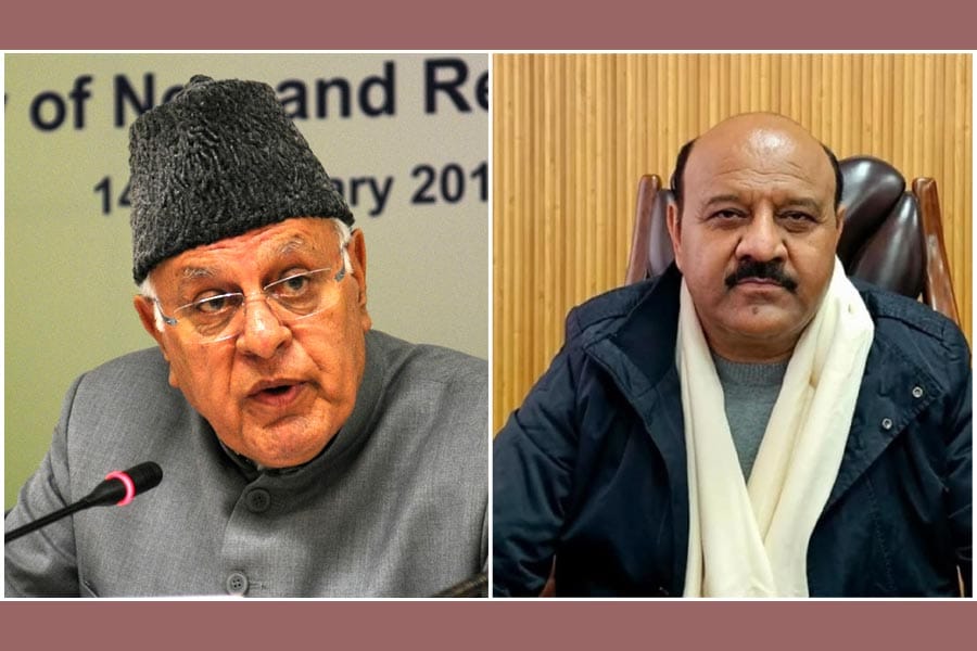 farooq-abdullah-and-surinde ജമ്മു കശ്മീർ മുൻ മുഖ്യമന്ത്രി ഫറൂഖ് അബ്ദുള്ളയും, ഉപമുഖ്യമന്ത്രിയും പങ്കെടുത്ത വിവാഹ ചടങ്ങിൽ വെടിവെപ്പ്.