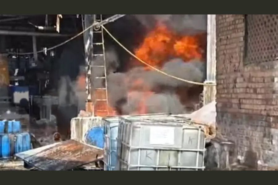 fire-edayar-c-g-lumbricals എറണാകുളത്തെ ഓയിൽ കമ്പനിയിൽ വൻ തീപിടിത്തം; ഒരു മരണം