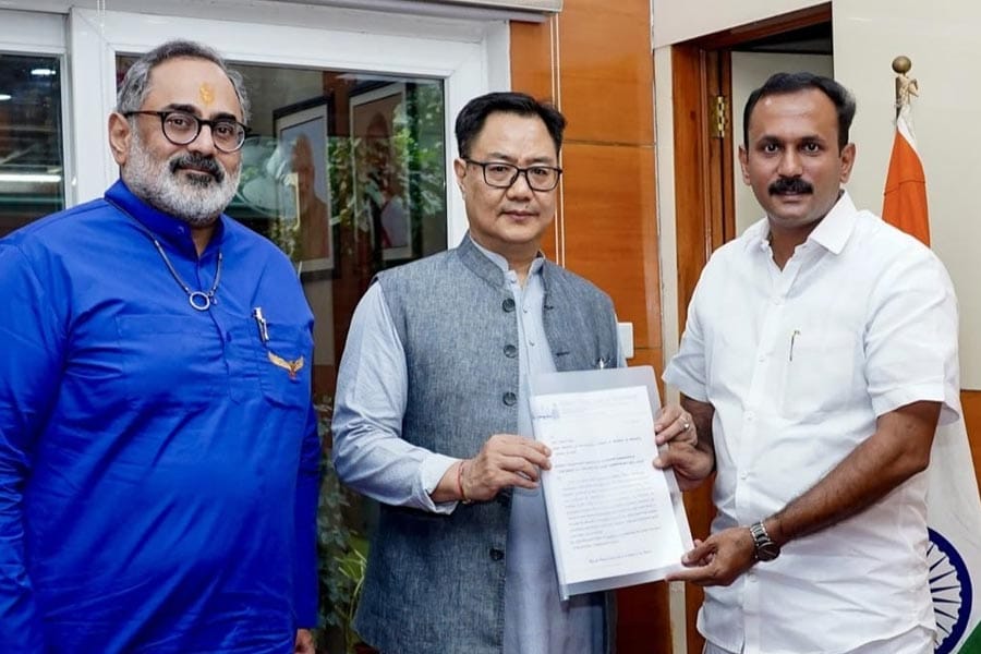kiran-rijiju-shon-george-ra FCRA ബിൽ ഒരു മത വിഭാഗത്തെയും ലക്ഷ്യം വെയ്ക്കുന്നില്ല എന്ന് കിരൺ റിജിജു; തിരിമറികൾ നടത്തുന്നവർ മാത്രമേ ആശങ്കപ്പെടെണ്ട കാര്യമുള്ളൂ എന്ന് ഷോൺ ജോർജ്.
