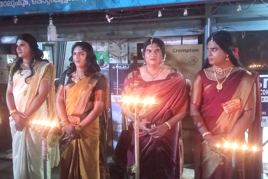 purushanganakal കൊറ്റംകുളങ്ങര ചമയവിളക്ക്... ഏഴഴകുമായി പുരുഷാംഗനകൾ