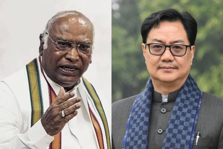 വനിതാ സംവരണ ഭേദഗതി ബില്ലിനെ പിന്തുണക്കണമെന്ന് മല്ലികാർജുൻ ഖാർഗെയോട് കിരൺ റിജിജു