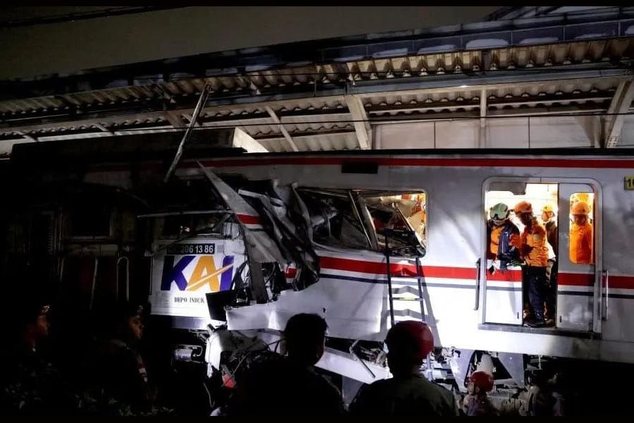 indonesia-train-crash ഇന്തോനേഷ്യയിൽ ട്രെയിനുകൾ കൂട്ടിയിടിച്ചുണ്ടായ അപകടത്തിൽ 14 മരണം.
