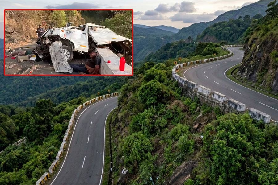 valpara-accident വിനോദയാത്രയ്ക്ക് പോയ അധ്യാപക സംഘം സഞ്ചരിച്ച മിനിവാൻ അപകടത്തിൽ പെട്ട് 9 മരണം