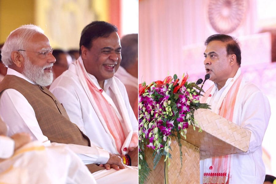 അസം മുഖ്യമന്ത്രിയായി ബിജെപി നേതാവ് ഹിമന്ത ബിശ്വ ശർമ വീണ്ടും അധികാരമേറ്റു.
