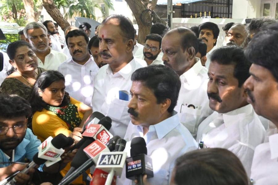തമിഴ്‌നാട്ടിൽ എഐഎഡിഎംകെ പിളർന്നു; വിജയ്‌യുടെ ടിവികെ സർക്കാരിനെ പിന്തുണയ്ക്കാൻ ഒരു വിഭാഗം.