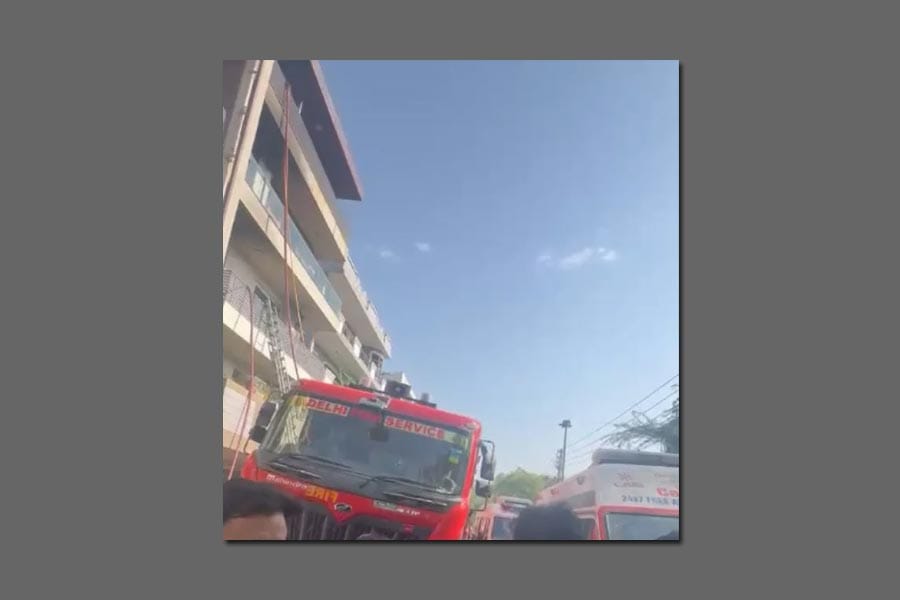 delhi-fire ഡൽഹിയിൽ വൻ തീപിടിത്തം; പൊലിഞ്ഞത് ഒൻപത് ജീവനുകൾ.