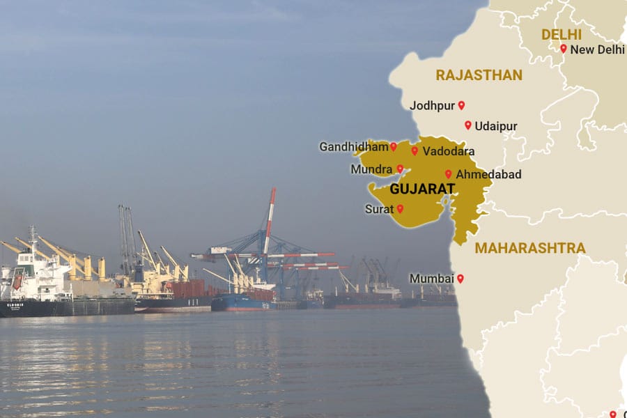 gujarat-port ഗുജറാത്ത് തീരത്ത് വന് ലഹരിവേട്ട: പാക് തുറമുഖത്ത് നിന്നെത്തിയ കപ്പലില് നിന്ന് 1,150 കോടിയുടെ കൊക്കെയ്ന് പിടികൂടി.