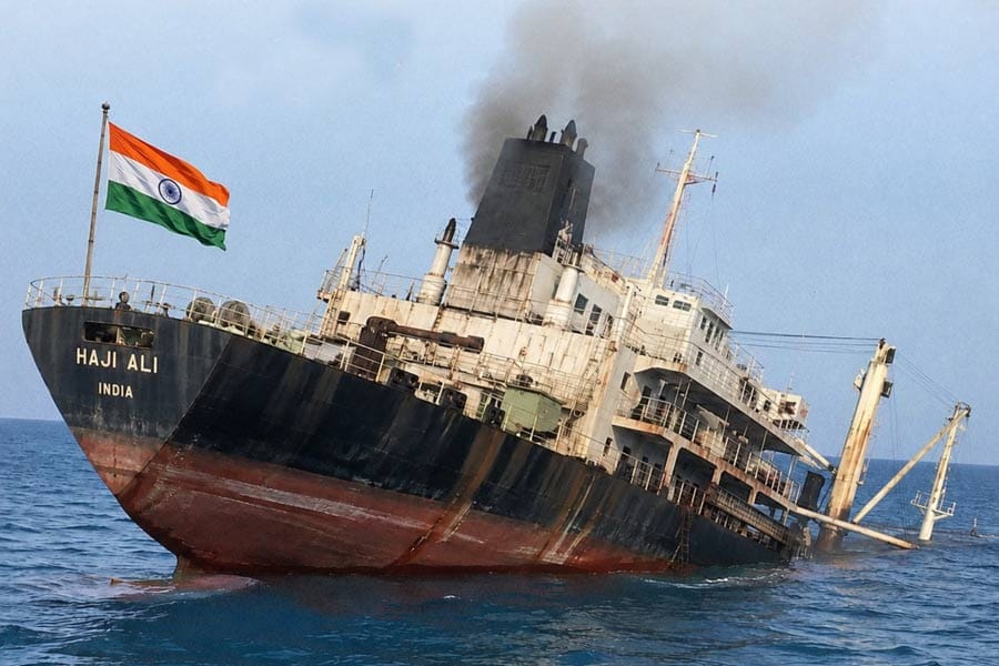 indian-ship-attacked-in-hor ഒമാൻ തീരത്ത് ഇന്ത്യൻ ചരക്ക് കപ്പലിനുനേരെ ആക്രമണം; ഹോർമുസ് കടന്ന് 2 ഇന്ത്യൻ എൽപിജി കപ്പലുകൾ.