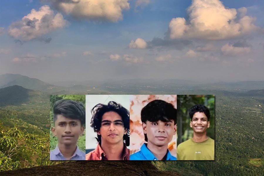 മലപ്പുറം മങ്കടയിൽ നാല് വിദ്യാർഥികൾ ഇടിമിന്നലേറ്റ് മരിച്ചു.