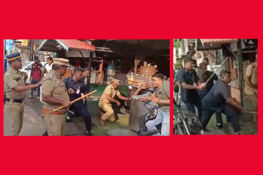 navakerala-yathra-suspensio നവകേരള യാത്രയിലെ 'രക്ഷകർ' ആയ മുൻമുഖ്യമന്ത്രിയുടെ ഗൺമാൻ ഉൾപ്പെടെ 5 പൊലീസുകാർക്ക് സസ്പെൻഷൻ.